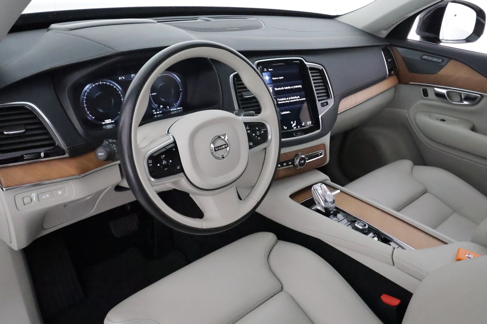 Volvo XC90 2021 T8 TwE AWD Inscription aut Recharge **Adapt.vakkari / Panorama / H&K / Muistipenkit / 360° / 7P / Full LED** - 3,99 % KORKOTARJOUS TÄHÄN AUTOON - 1.Om Suomi-auto / Kahdet renkaat aluvanteilla / Merkkihuollettu / HUD / Vaaleat nahat / Penkinlämmittimet takana / Ratinlämmitin / Webasto