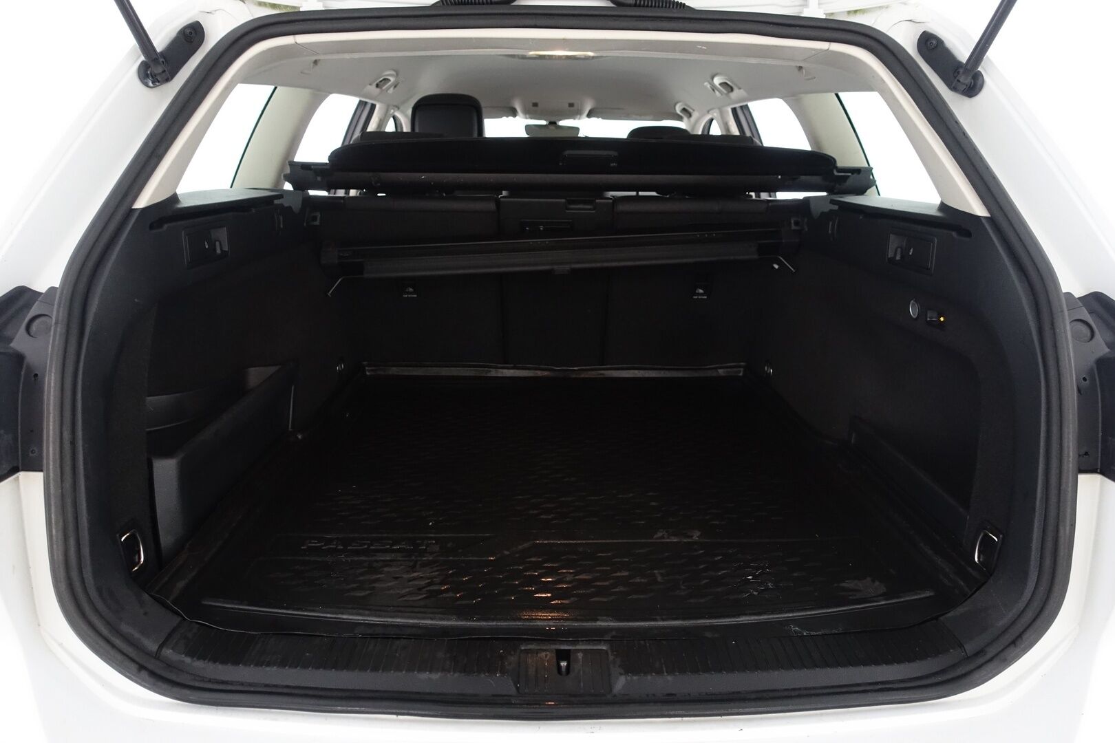 Volkswagen Passat 2016 Variant GTE Plug-In Hybrid 160 kW (218 hv) DSG-automaatti - Myydään Huutokaupat.com - SOH 79.3% | ACC | P.Kamera | Tutkat | Led | Puolinahat | 2x renkaat aluvanteilla | – Tämä auto myydään huutokaupat.com -sivuston kautta + linkki huutokaupat.com ilmoitukseen