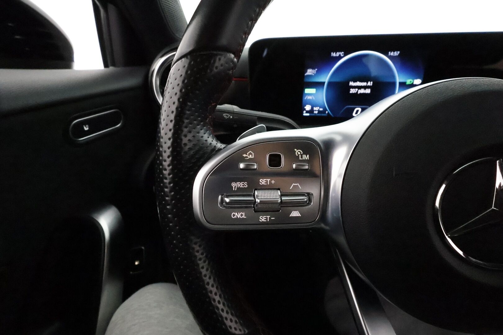 Mercedes-Benz A 2021 250 e A sedan Business AMG Edition EQ Power *Distronic+ / P.kamera / Multibeam / Navi / Widescreen / Sporttipenkit* - SoH 98,7% / Suomi-auto / Kahdet renkaat aluvanteilla / Merkkihuollettu - Osta nyt, maksa vasta ensi vuonna