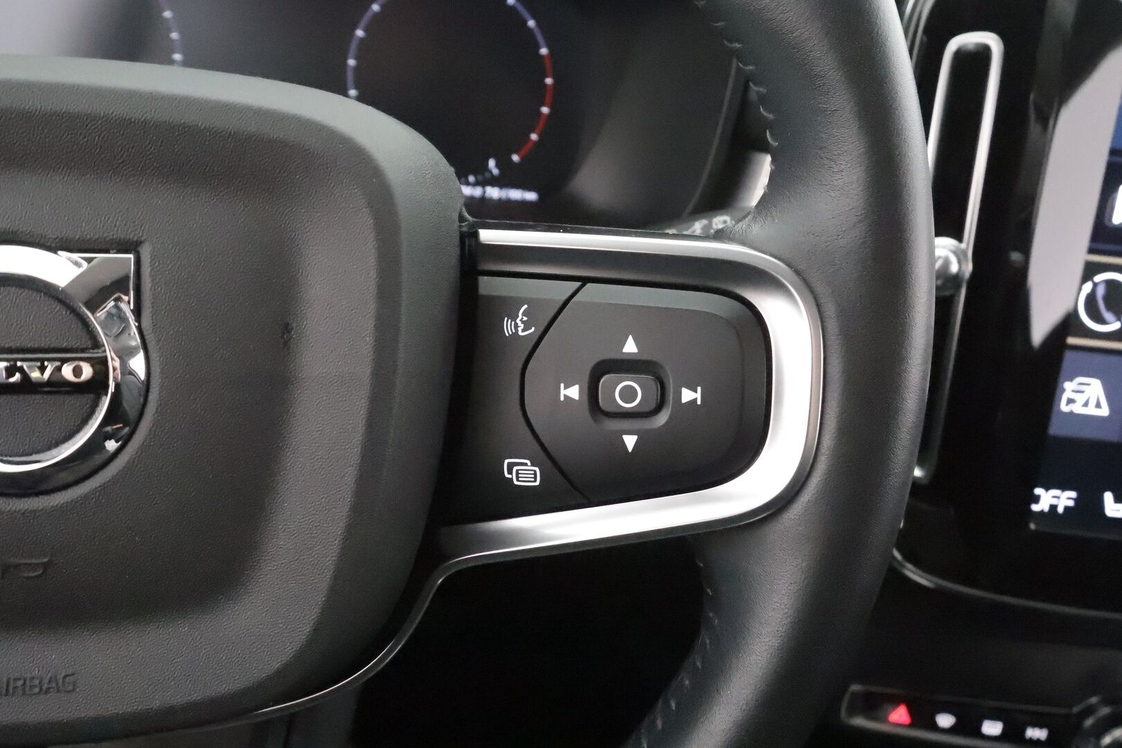 Volvo XC40 2021 T2 Business aut - | Pilot assist | Webasto | Sporttipenkit | LED | P.Kamera | High perfomance audio | Keyless | Apple & Android | Suomi-auto | Kahdet Renkaat |