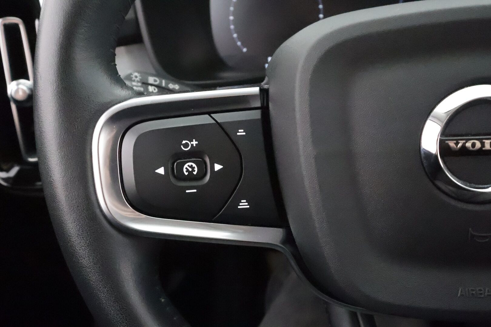 Volvo XC40 2021 T2 Business aut - | Pilot assist | Webasto | Sporttipenkit | LED | P.Kamera | High perfomance audio | Keyless | Apple & Android | Suomi-auto | Kahdet Renkaat |
