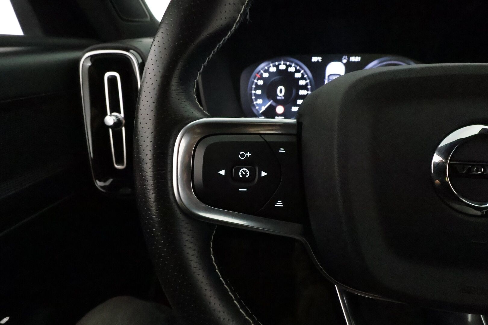 Volvo XC40 2021 T5 TwE Business R-Design aut **ACC / Muistipenkki / P.kamera / LED / BLIS / Webasto / Nahka-Alcantara** - 1.Om Suomi-auto / Kahdet renkaat aluvanteilla / Merkkihuollettu