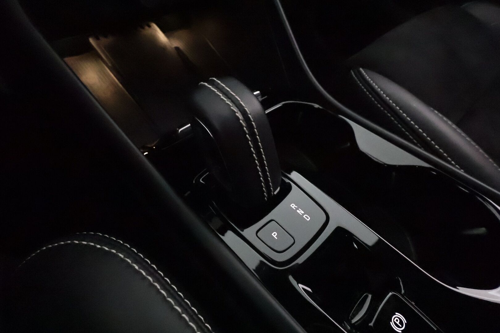 Volvo XC40 2021 T5 TwE Business R-Design aut **ACC / Muistipenkki / P.kamera / LED / BLIS / Webasto / Nahka-Alcantara** - 1.Om Suomi-auto / Kahdet renkaat aluvanteilla / Merkkihuollettu