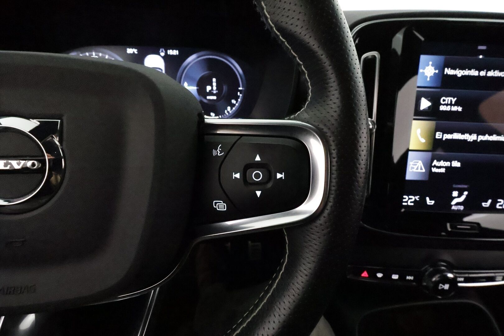 Volvo XC40 2021 T5 TwE Business R-Design aut **ACC / Muistipenkki / P.kamera / LED / BLIS / Webasto / Nahka-Alcantara** - 1.Om Suomi-auto / Kahdet renkaat aluvanteilla / Merkkihuollettu