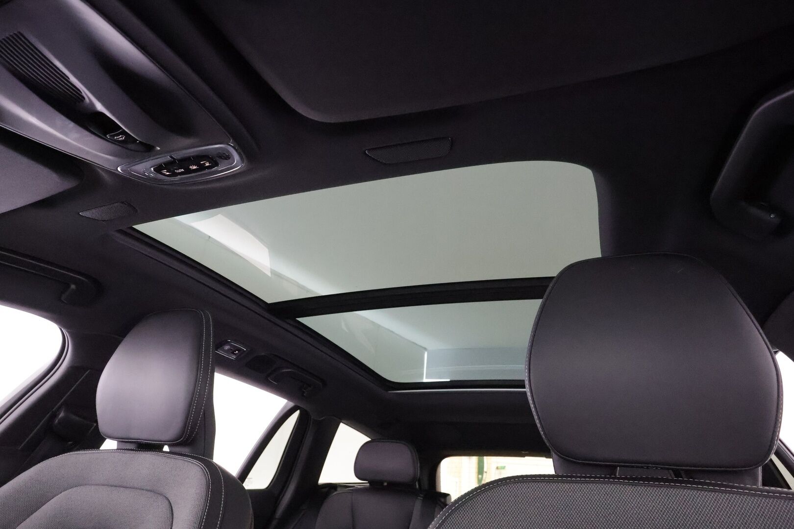 Volvo V60 2021 T8 TwE AWD R-Design aut * ACC / H&K / Panorama / P.kamera / LED / Webasto / Koukku / Muistipenkki / Keyless / Navi * - Suomi-Auto / Merkkihuollettu / Kahdet renkaat