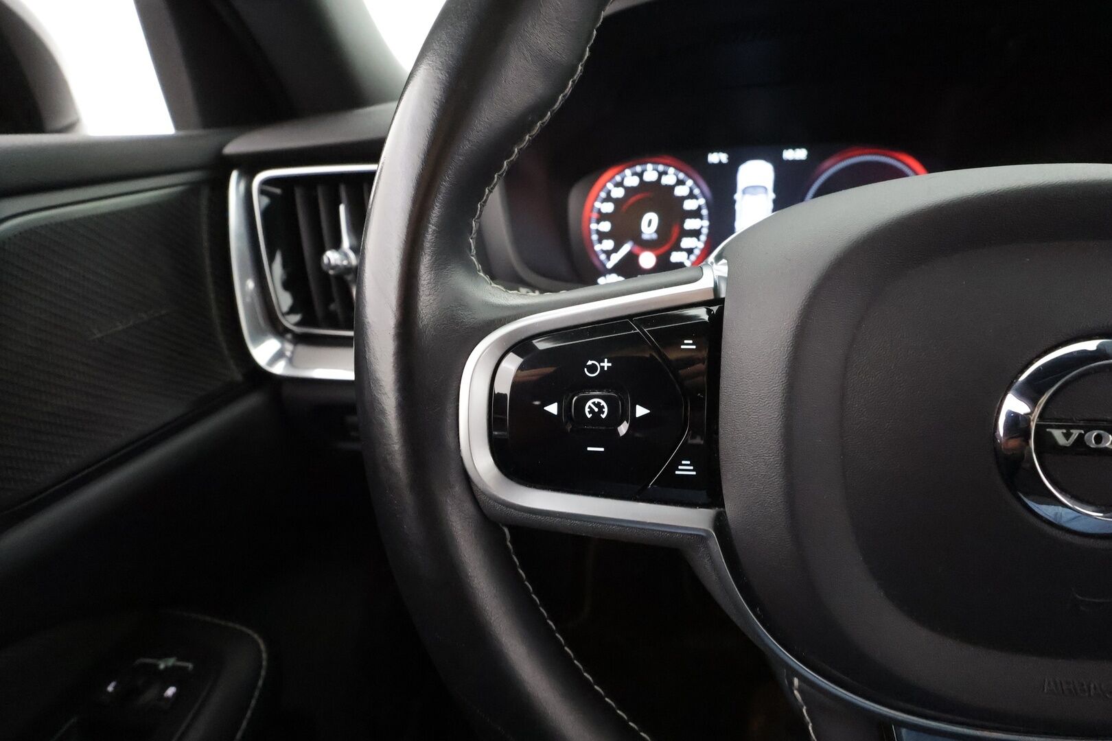 Volvo V60 2021 T8 TwE AWD R-Design aut * ACC / H&K / Panorama / P.kamera / LED / Webasto / Koukku / Muistipenkki / Keyless / Navi * - Suomi-Auto / Merkkihuollettu / Kahdet renkaat