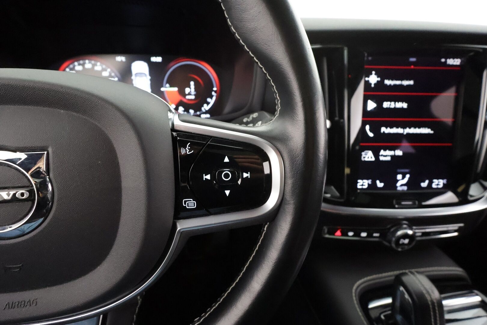 Volvo V60 2021 T8 TwE AWD R-Design aut * ACC / H&K / Panorama / P.kamera / LED / Webasto / Koukku / Muistipenkki / Keyless / Navi * - Suomi-Auto / Merkkihuollettu / Kahdet renkaat - HULLUT AVAJAISHULINAT KORKOTARJOUS 3,29 %