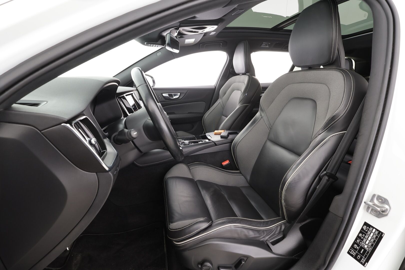 Volvo V60 2021 T8 TwE AWD R-Design aut * ACC / H&K / Panorama / P.kamera / LED / Webasto / Koukku / Muistipenkki / Keyless / Navi * - Suomi-Auto / Merkkihuollettu / Kahdet renkaat - HULLUT AVAJAISHULINAT KORKOTARJOUS 3,29 %