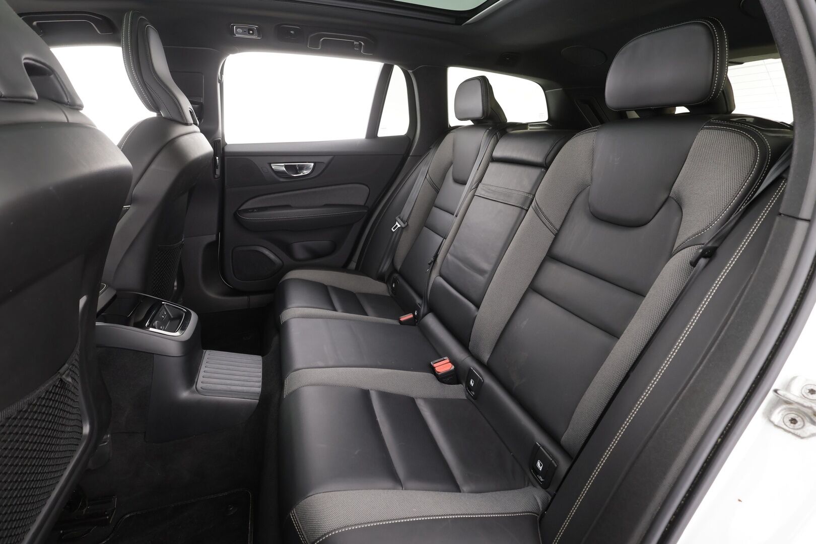 Volvo V60 2021 T8 TwE AWD R-Design aut * ACC / H&K / Panorama / P.kamera / LED / Webasto / Koukku / Muistipenkki / Keyless / Navi * - Suomi-Auto / Merkkihuollettu / Kahdet renkaat