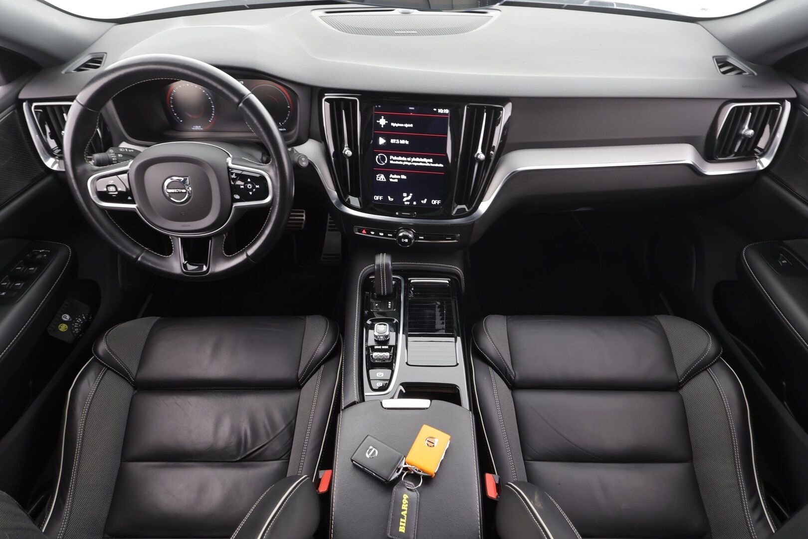 Volvo V60 2021 T8 TwE AWD R-Design aut * ACC / H&K / Panorama / P.kamera / LED / Webasto / Koukku / Muistipenkki / Keyless / Navi * - Suomi-Auto / Merkkihuollettu / Kahdet renkaat