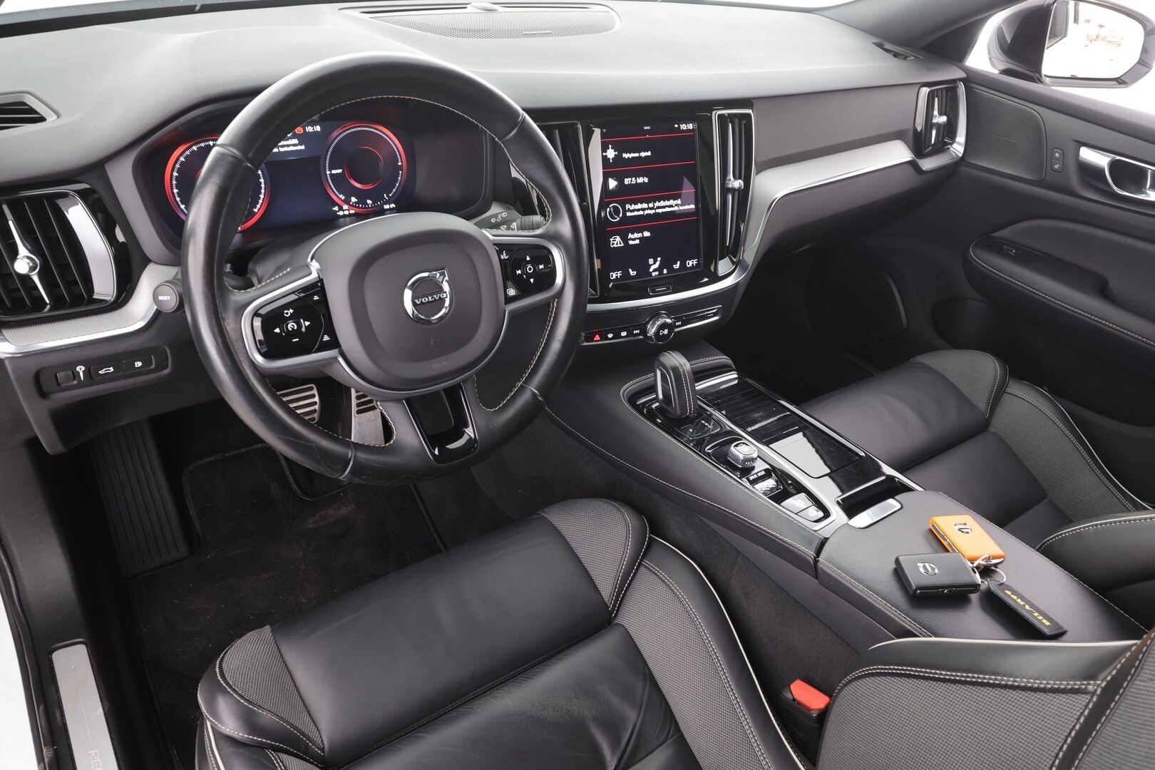 Volvo V60 2021 T8 TwE AWD R-Design aut * ACC / H&K / Panorama / P.kamera / LED / Webasto / Koukku / Muistipenkki / Keyless / Navi * - Suomi-Auto / Merkkihuollettu / Kahdet renkaat