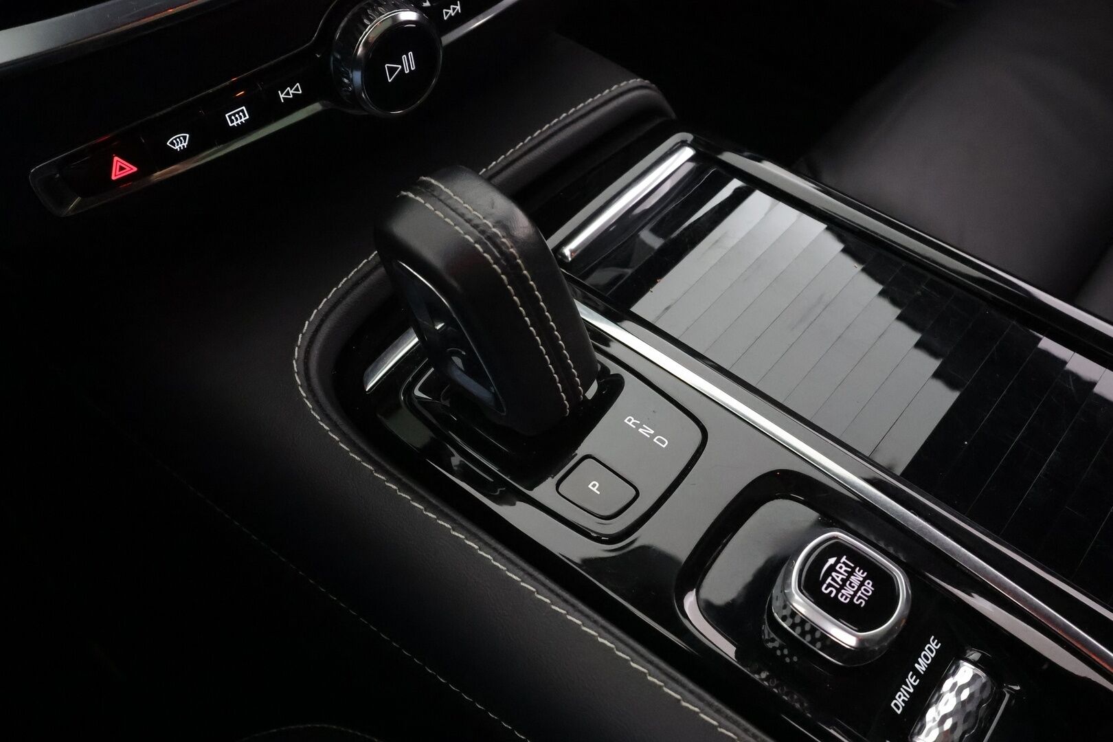 Volvo V60 2021 T8 TwE AWD R-Design aut * ACC / H&K / Panorama / P.kamera / LED / Webasto / Koukku / Muistipenkki / Keyless / Navi * - Suomi-Auto / Merkkihuollettu / Kahdet renkaat