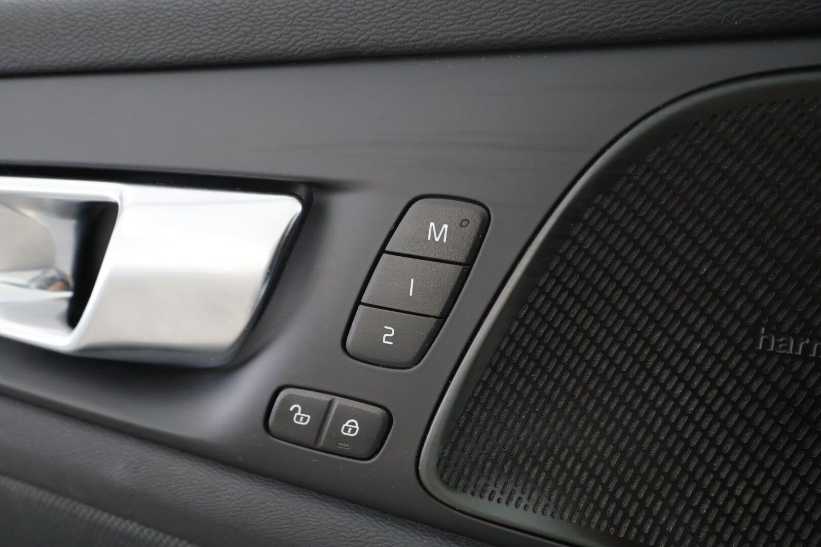 Volvo V60 2021 T8 TwE AWD R-Design aut * ACC / H&K / Panorama / P.kamera / LED / Webasto / Koukku / Muistipenkki / Keyless / Navi * - Suomi-Auto / Merkkihuollettu / Kahdet renkaat