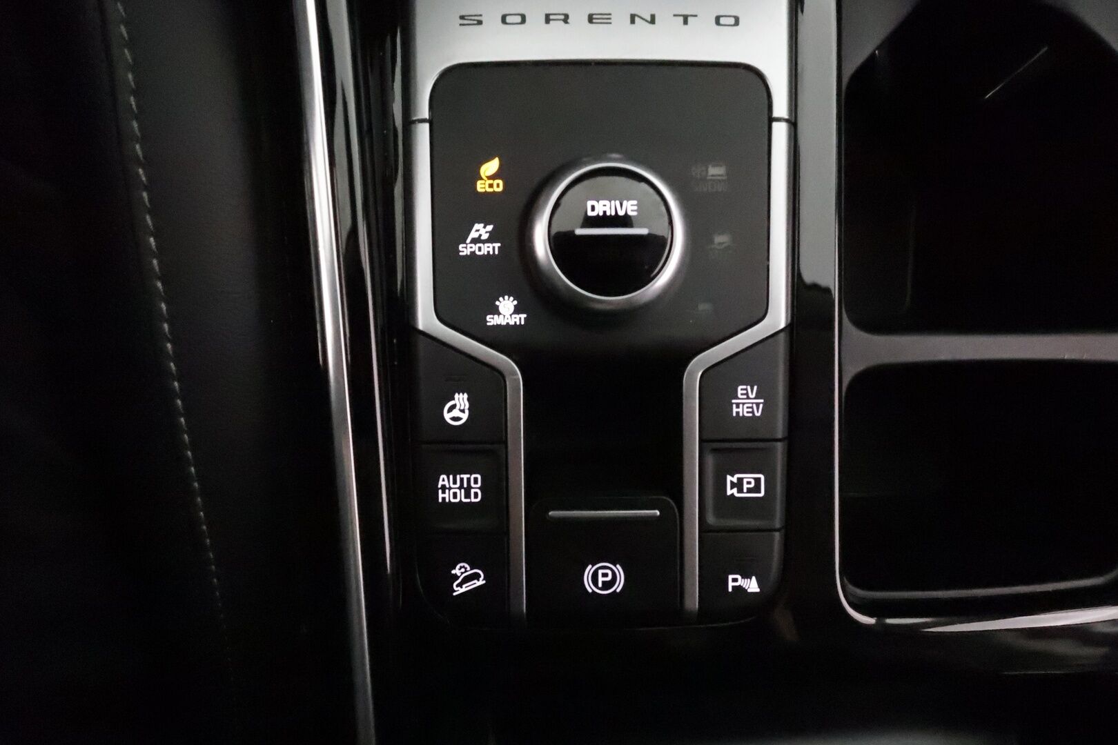 Kia Sorento 2021 1,6 T-GDI Plug-in Hybrid AWD Business Premium AT 5P **Adapt.vakkari / Sähköpenkit / Koukku / KeylessGo / LED / P.kamera** - 3,99 % KORKOTARJOUS TÄHÄN AUTOON - Akku kuntotarkastettu / Suomi-auto / Kahdet renkaat aluvanteilla / Digimittaristo / Merkkihuollettu