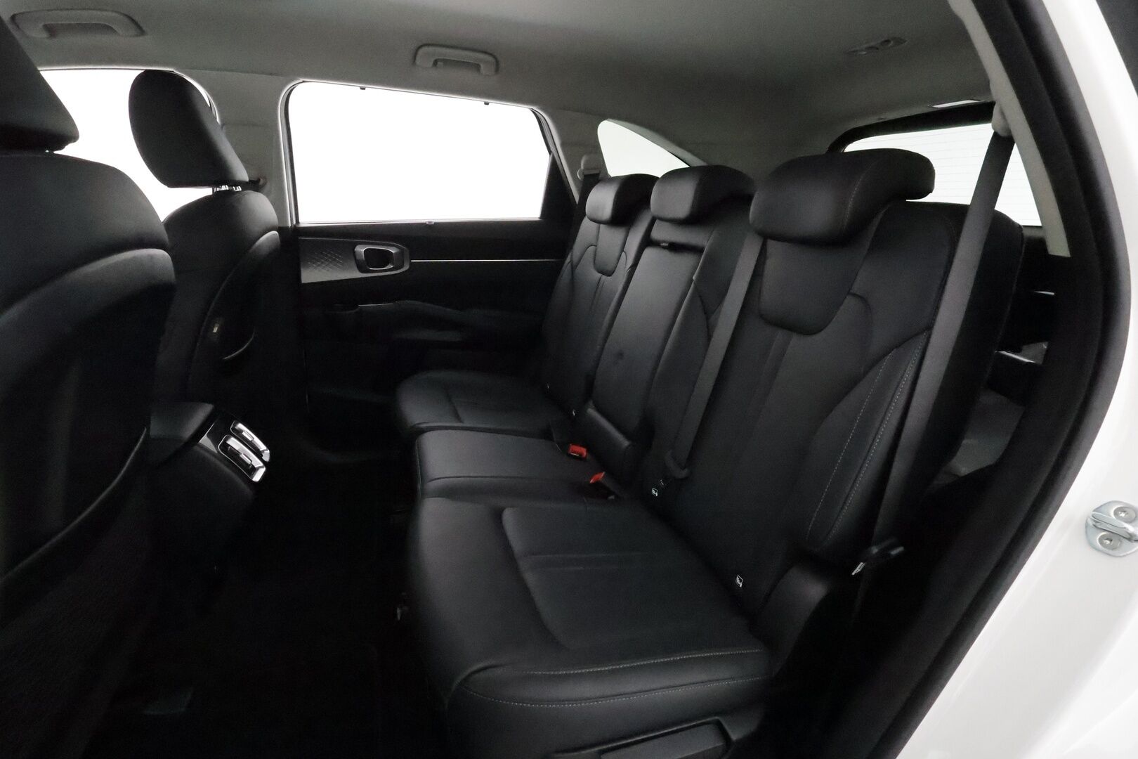Kia Sorento 2021 1,6 T-GDI Plug-in Hybrid AWD Business Premium AT 5P **Adapt.vakkari / Sähköpenkit / Koukku / KeylessGo / LED / P.kamera** - 3,99 % KORKOTARJOUS TÄHÄN AUTOON - Akku kuntotarkastettu / Suomi-auto / Kahdet renkaat aluvanteilla / Digimittaristo / Merkkihuollettu