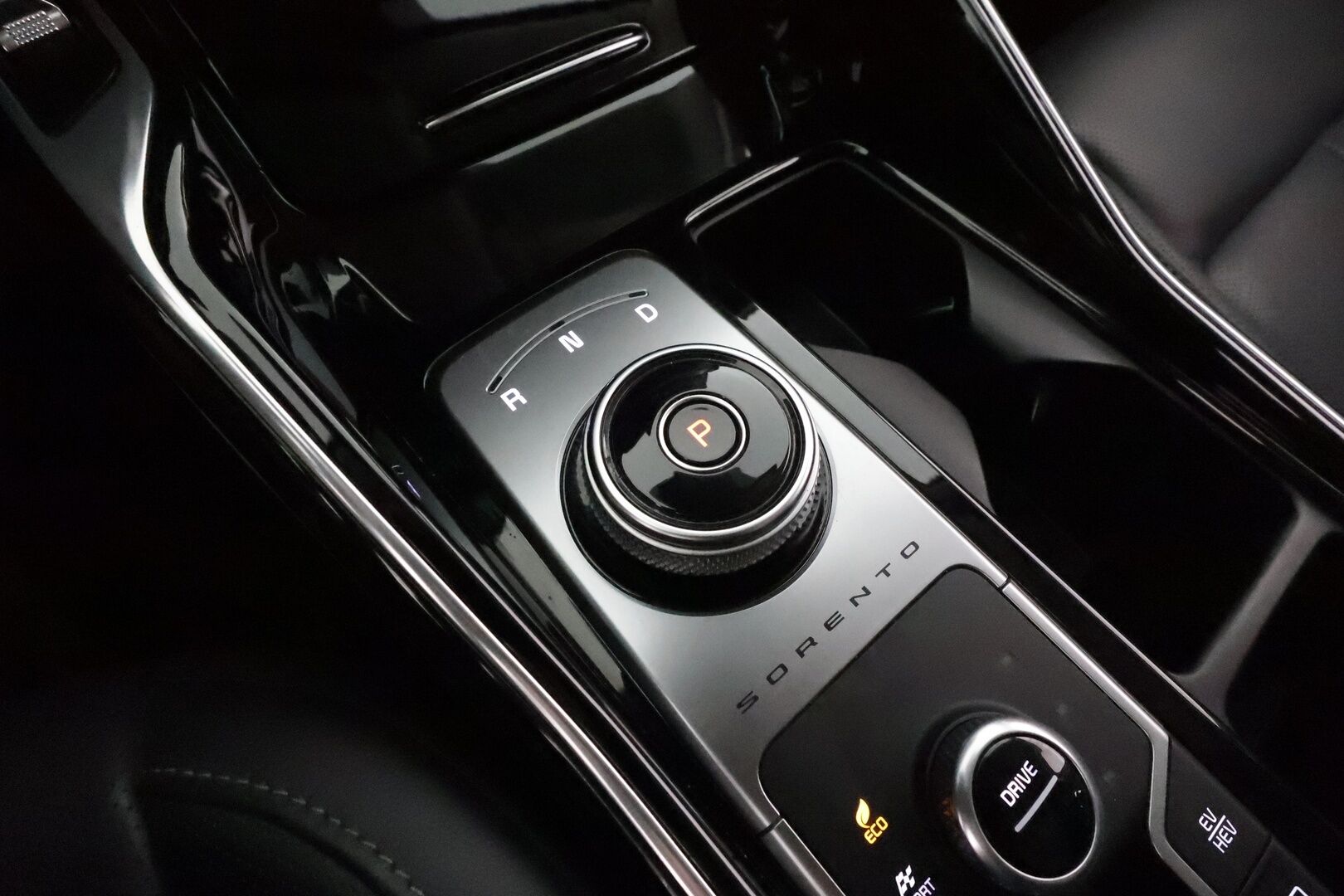 Kia Sorento 2021 1,6 T-GDI Plug-in Hybrid AWD Business Premium AT 5P **Adapt.vakkari / Sähköpenkit / Koukku / KeylessGo / LED / P.kamera** - 3,99 % KORKOTARJOUS TÄHÄN AUTOON - Akku kuntotarkastettu / Suomi-auto / Kahdet renkaat aluvanteilla / Digimittaristo / Merkkihuollettu