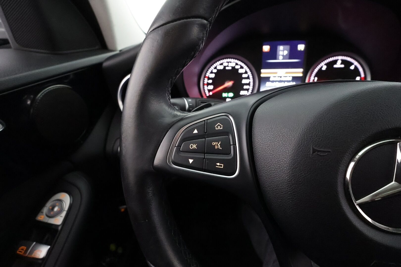 Mercedes-Benz C 2018 220 d 4Matic T A Premium Business * Vakkari / Webasto / Koukku / Osasähköt / LED / Sporttinahat / P.kamera * - Kahdet renkaat 