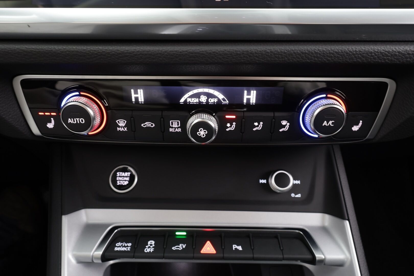 Audi Q3 2021 Business 45 TFSI e 180 kW S tronic Electrified Edition * ACC / LED / P.kamera / Sportpenkit / Kaistavahti / Keyless * - 1-om Suomi-auto / 2x Latauskaapelit / Kahdet renkaat - Osta nyt, maksa vasta ensi vuonna