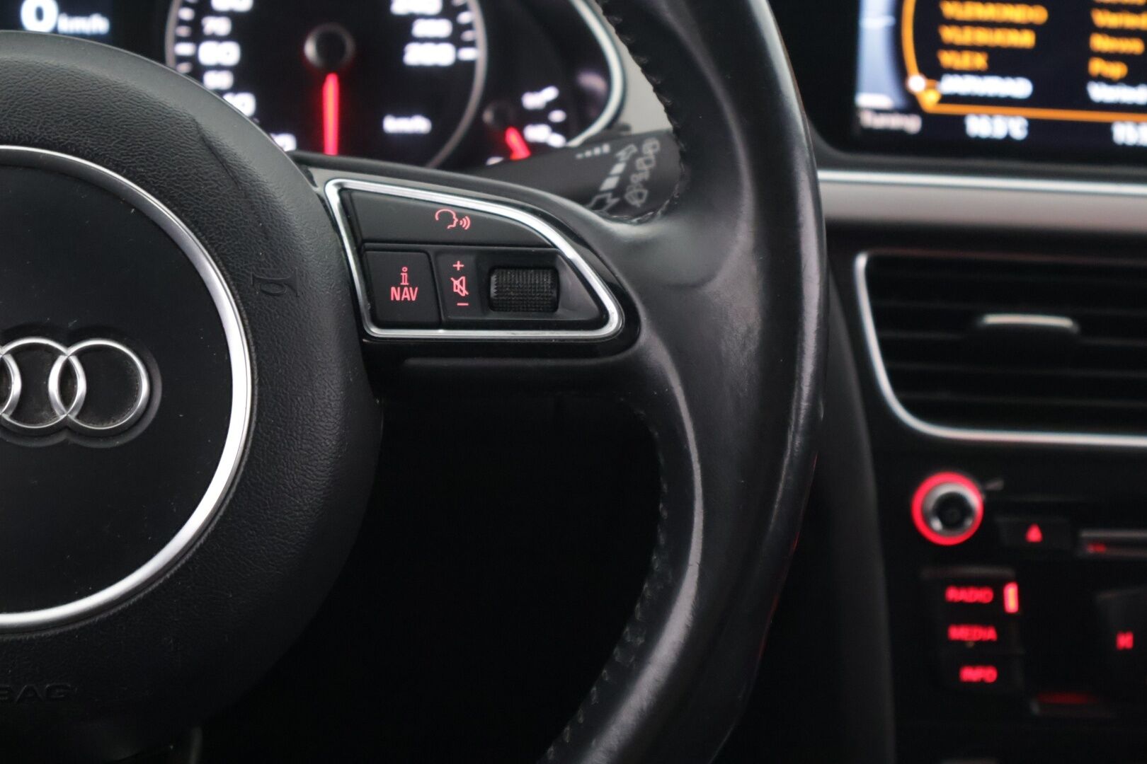 Audi A4 2013 Avant 2,0 TFSI Flex fuel - *MYYDÄÄN HUUTOKAUPAT.COM* */ Panorama / Sport-penkit / Vakkari / 2x renkaat /*