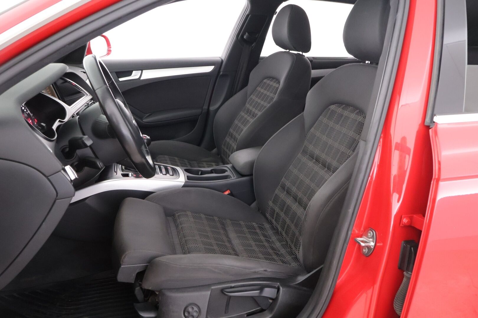 Audi A4 2013 Avant 2,0 TFSI Flex fuel - *MYYDÄÄN HUUTOKAUPAT.COM* */ Panorama / Sport-penkit / Vakkari / 2x renkaat /*