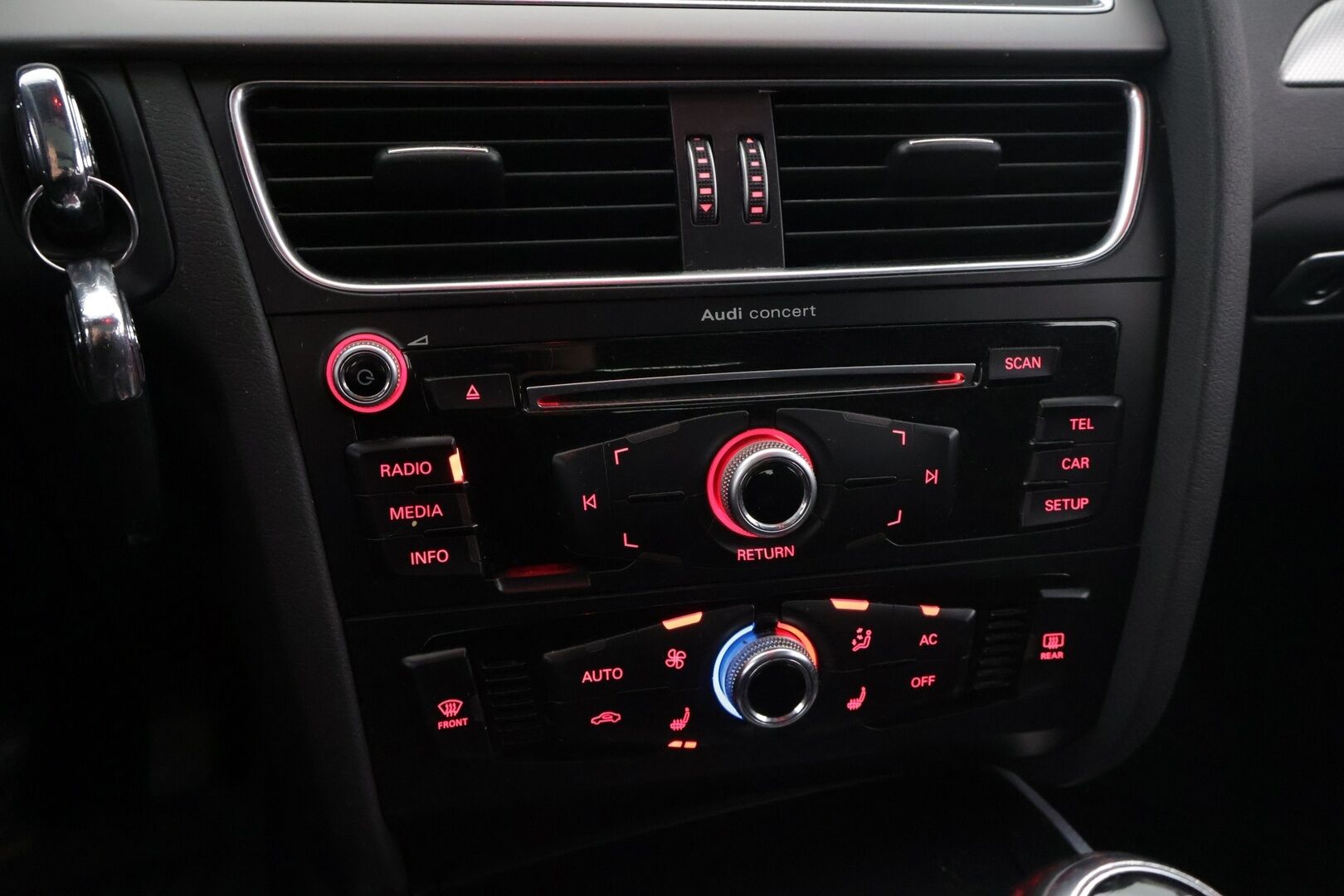 Audi A4 2013 Avant 2,0 TFSI Flex fuel - *MYYDÄÄN HUUTOKAUPAT.COM* */ Panorama / Sport-penkit / Vakkari / 2x renkaat /*