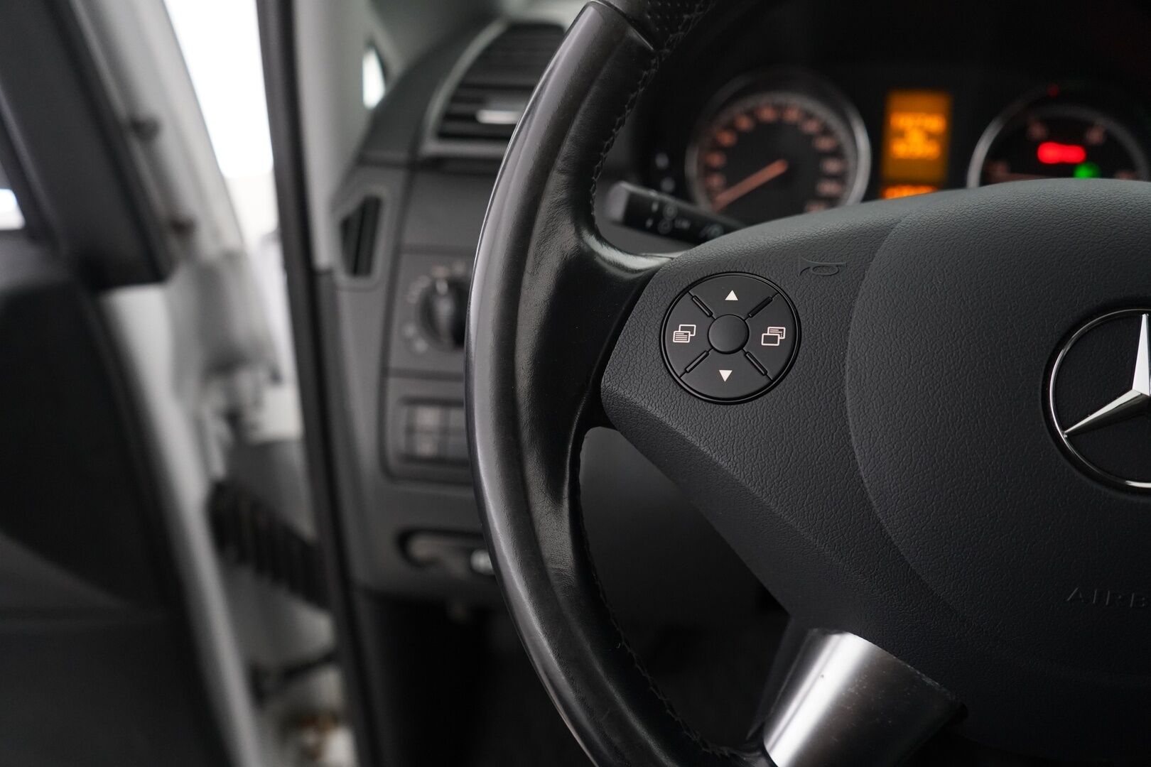 Mercedes-Benz Vito 2012 116CDI -3,05/32K keskipitkä A2 kork. *Webasto / Vetokoukku / Kamera / Vakkari / Bluetooth / Työtaso* - Kahdet renkaat vanteilla / Katsastus 5.2026