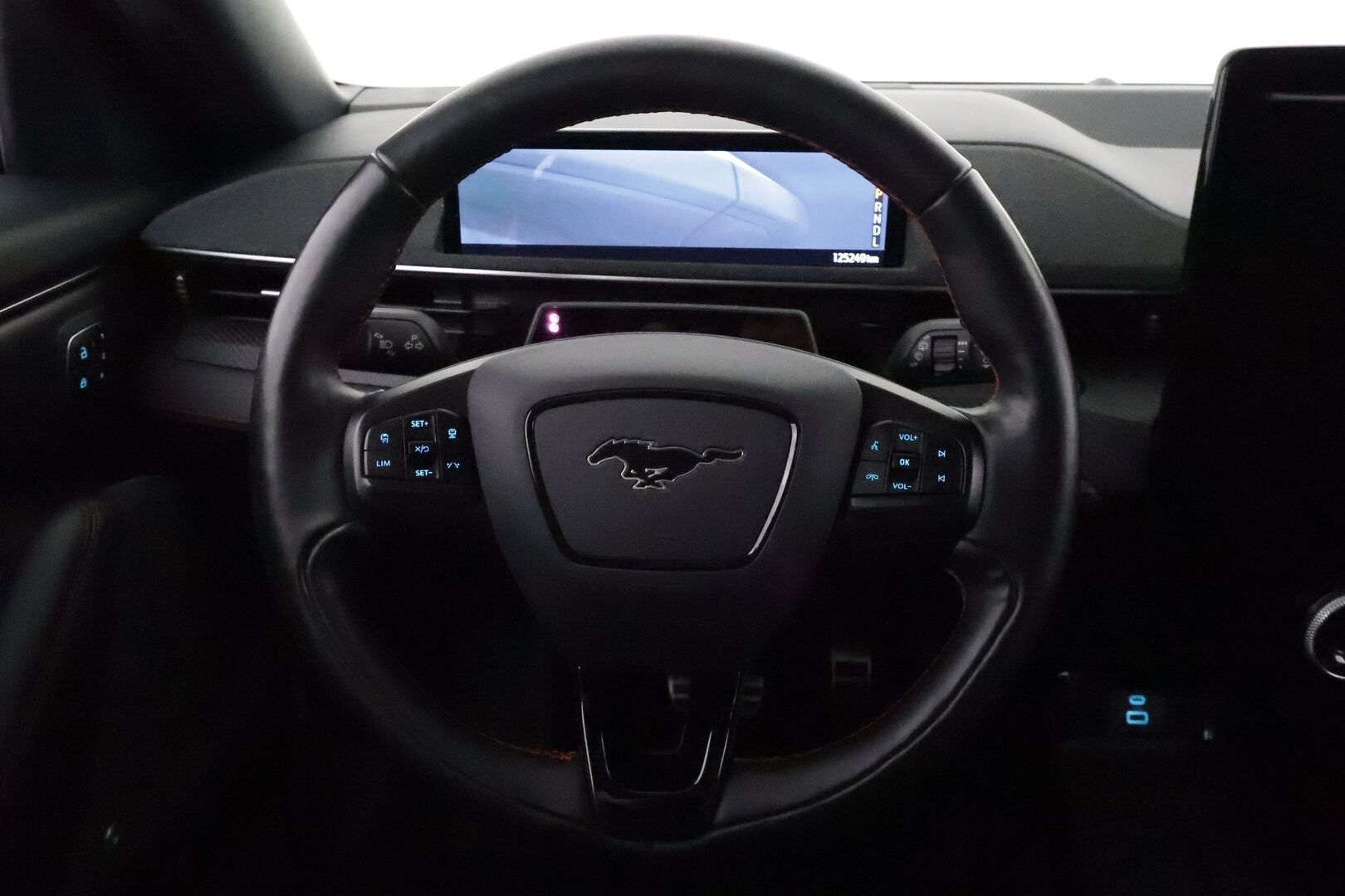 Ford Mustang Mach-E 2021 269hv AWD **Koukku / Lasikatto / B&O / ACC / LED / 360° / Muistipenkki / Navi / Kaistavahti / KeylessGO** - 1-om Suomi.auto / 2x Latauskaapelit / Kahdet Renkaat / Merkkihuollettu! / Akku kuntotarkastettu SOH 91,3%