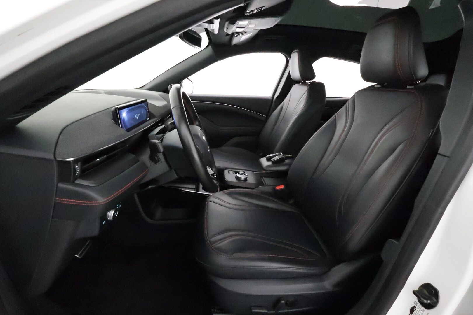 Ford Mustang Mach-E 2021 269hv AWD **Koukku / Lasikatto / B&O / ACC / LED / 360° / Muistipenkki / Navi / Kaistavahti / KeylessGO** - 1-om Suomi.auto / 2x Latauskaapelit / Kahdet Renkaat / Merkkihuollettu! / Akku kuntotarkastettu SOH 91,3%