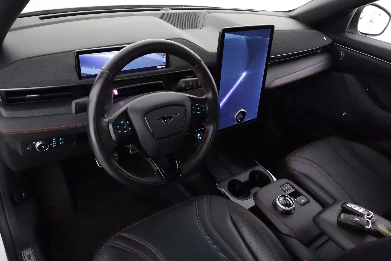 Ford Mustang Mach-E 2021 269hv AWD **Koukku / Lasikatto / B&O / ACC / LED / 360° / Muistipenkki / Navi / Kaistavahti / KeylessGO** - 1-om Suomi.auto / 2x Latauskaapelit / Kahdet Renkaat / Merkkihuollettu! / Akku kuntotarkastettu SOH 91,3%