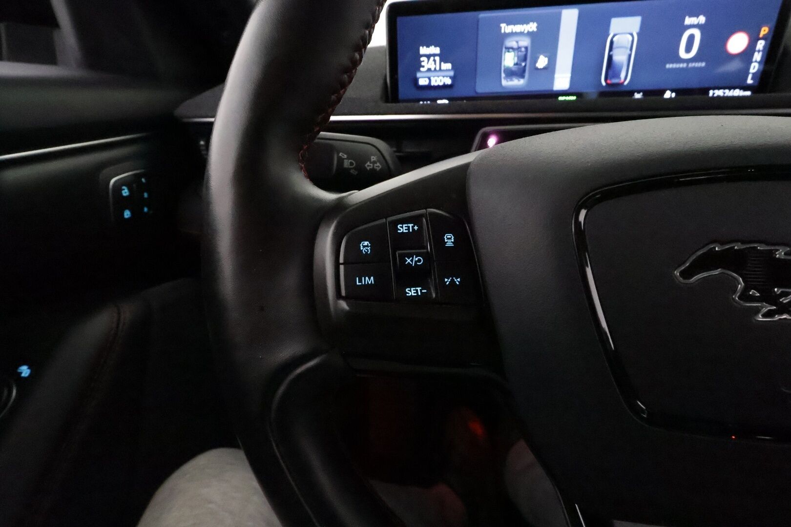 Ford Mustang Mach-E 2021 269hv AWD **Koukku / Lasikatto / B&O / ACC / LED / 360° / Muistipenkki / Navi / Kaistavahti / KeylessGO** - 1-om Suomi.auto / 2x Latauskaapelit / Kahdet Renkaat / Merkkihuollettu! / Akku kuntotarkastettu SOH 91,3%