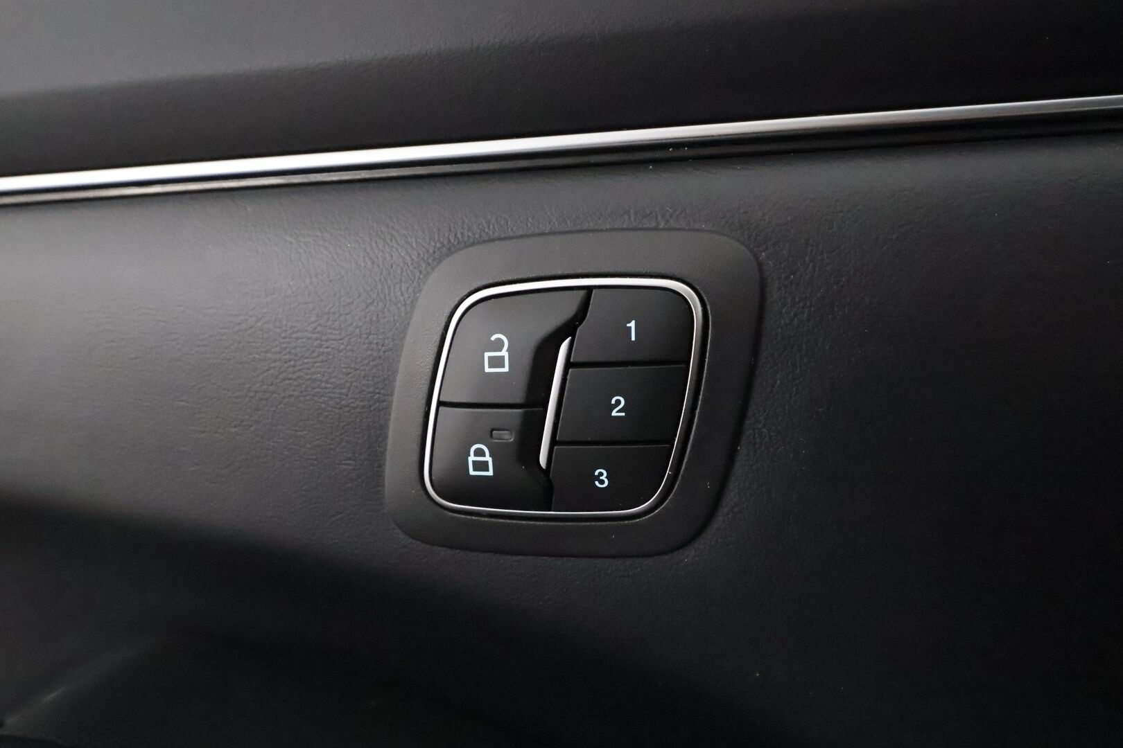 Ford Mustang Mach-E 2021 269hv AWD **Koukku / Lasikatto / B&O / ACC / LED / 360° / Muistipenkki / Navi / Kaistavahti / KeylessGO** - 1-om Suomi.auto / 2x Latauskaapelit / Kahdet Renkaat / Merkkihuollettu! / Akku kuntotarkastettu SOH 91,3%