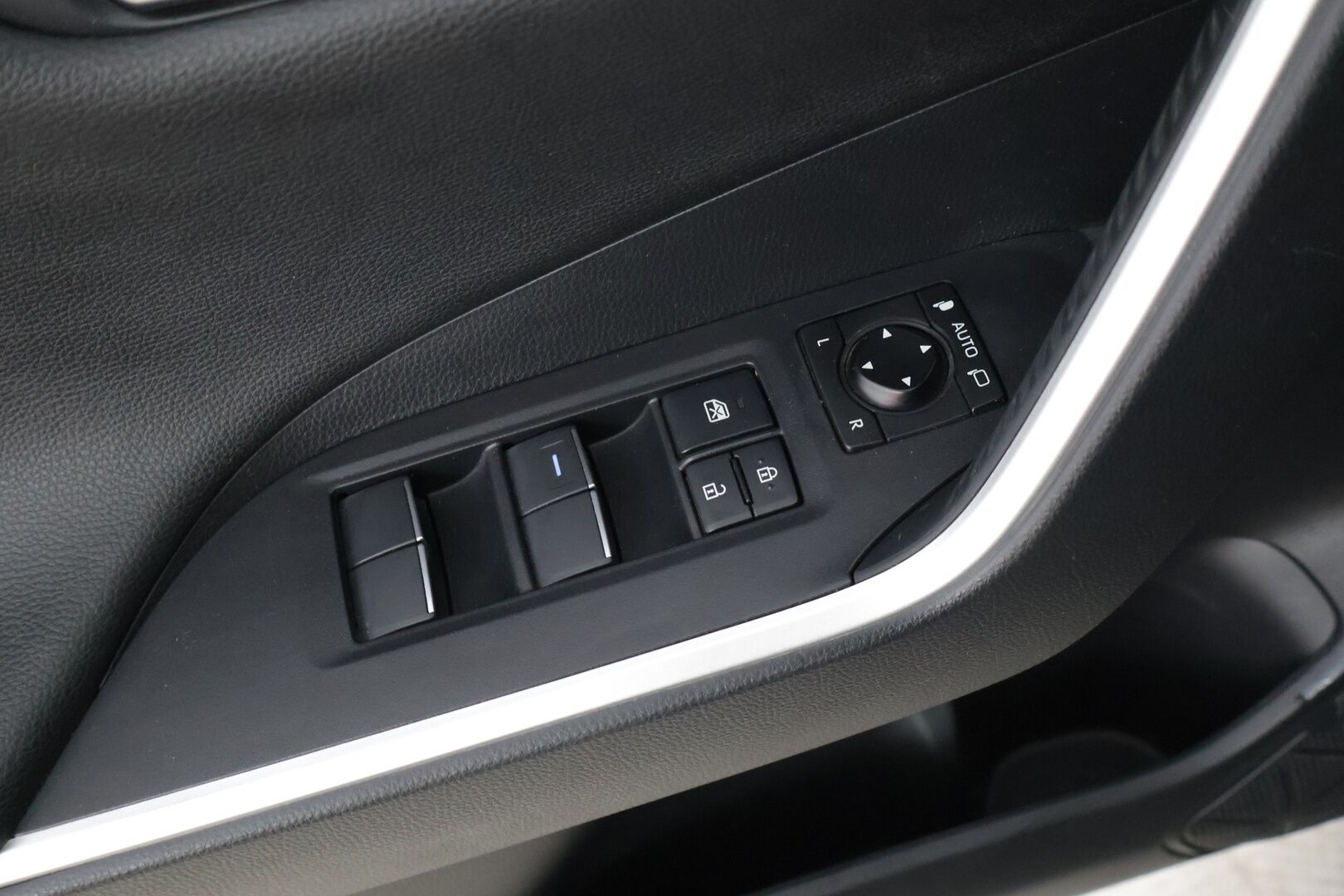 Toyota RAV4 2022 2,5 Hybrid Active Edition - 3,99 % KORKOTARJOUS TÄHÄN AUTOON - * ACC / Apple Car Play & Android Auto / Vetokoukku / Lohko+Sisä / Merkkihuollettu / Suomiauto *