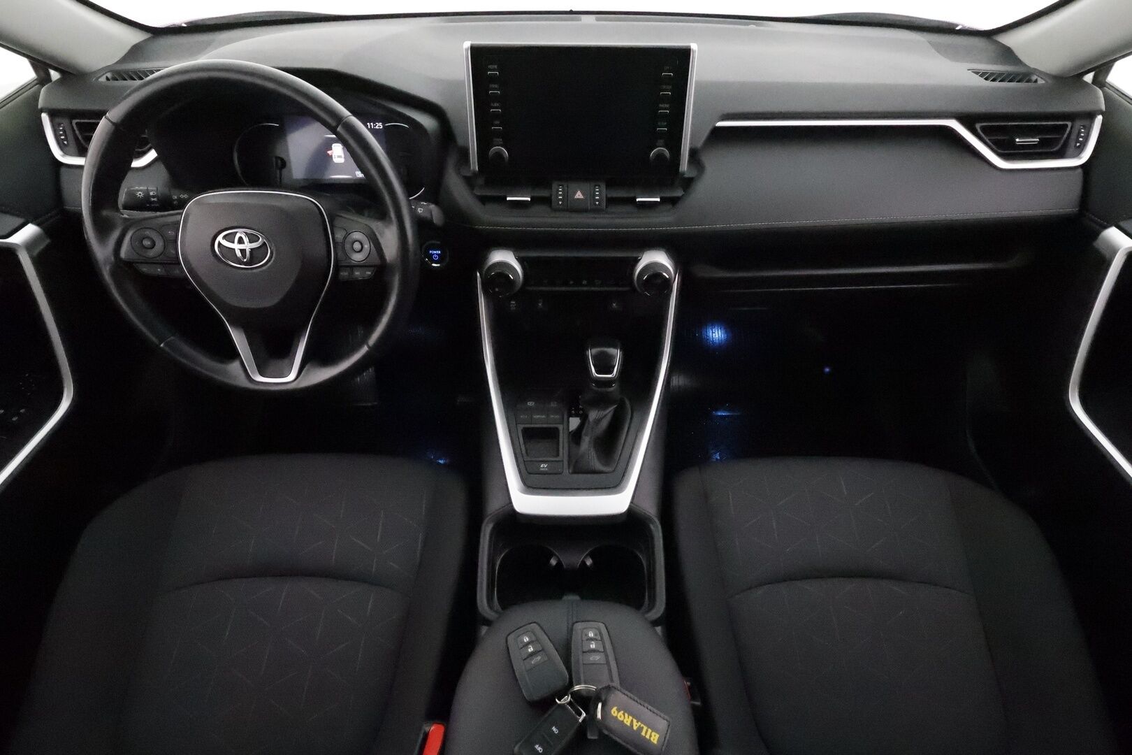 Toyota RAV4 2021 2,5 Hybrid Business **Webasto / Adapt.Vakkari / P.Kamera / LED-valot / Navi / Kaistavahti / Apple&Android / KeylessGO** - 3,99 % KORKOTARJOUS TÄHÄN AUTOON 31.8. ASTI! - 1-om Suomi-auto / Kahdet Renkaat