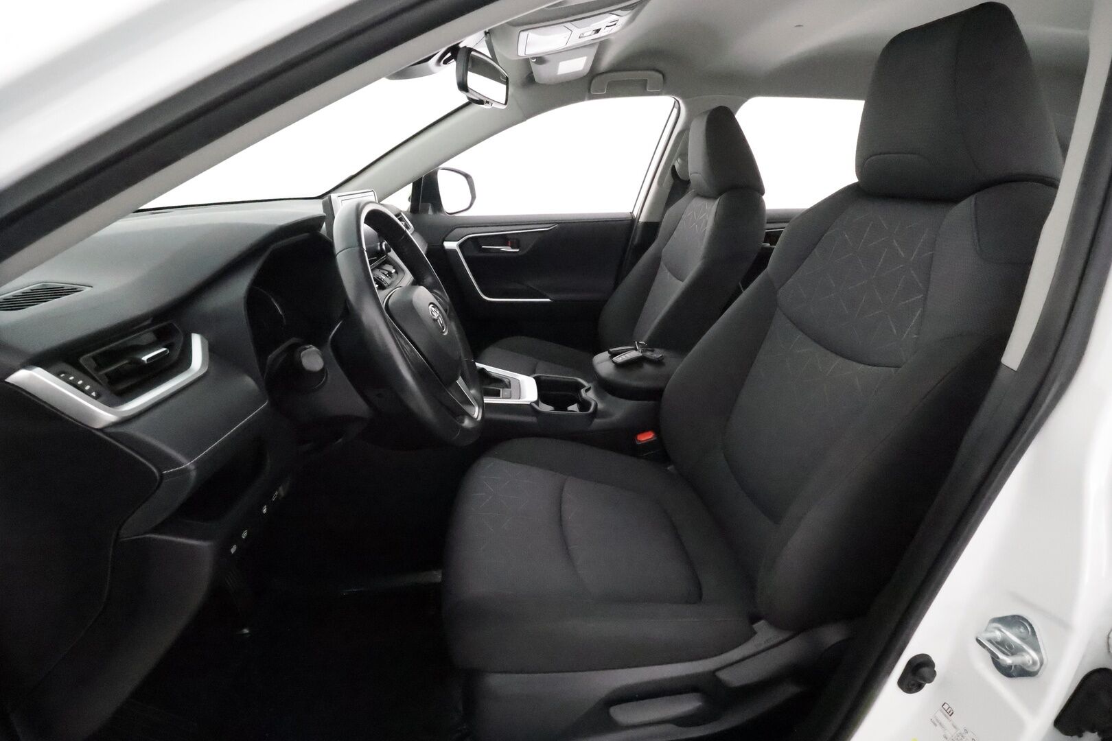 Toyota RAV4 2021 2,5 Hybrid Business **Webasto / Adapt.Vakkari / P.Kamera / LED-valot / Navi / Kaistavahti / Apple&Android / KeylessGO** - 3,99 % KORKOTARJOUS TÄHÄN AUTOON 31.8. ASTI! - 1-om Suomi-auto / Kahdet Renkaat