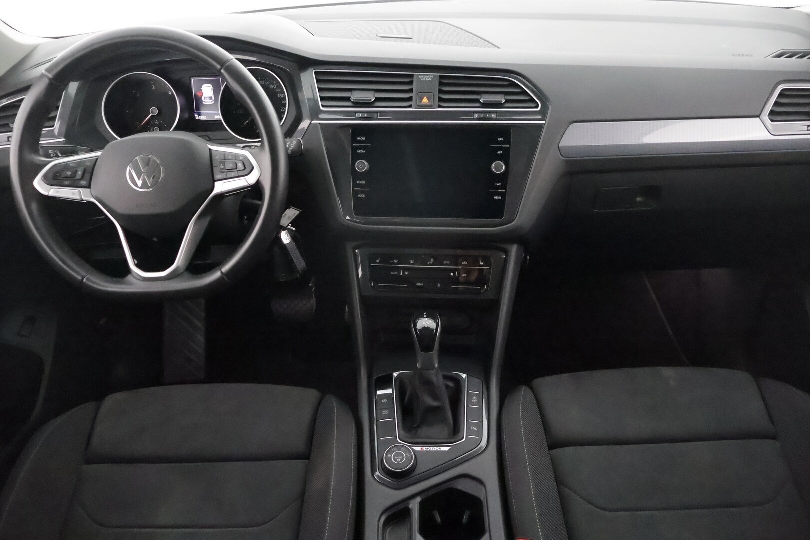 Volkswagen Tiguan 2022 2,0 TDI SCR 110 kW 4MOTION DSG-automaatti - Suomiauto / Webasto / Adapt.Vakkari / Vetokoukku / Adapt.LED / Ratinlämmitys / Facelift / Merkkihuollettu!