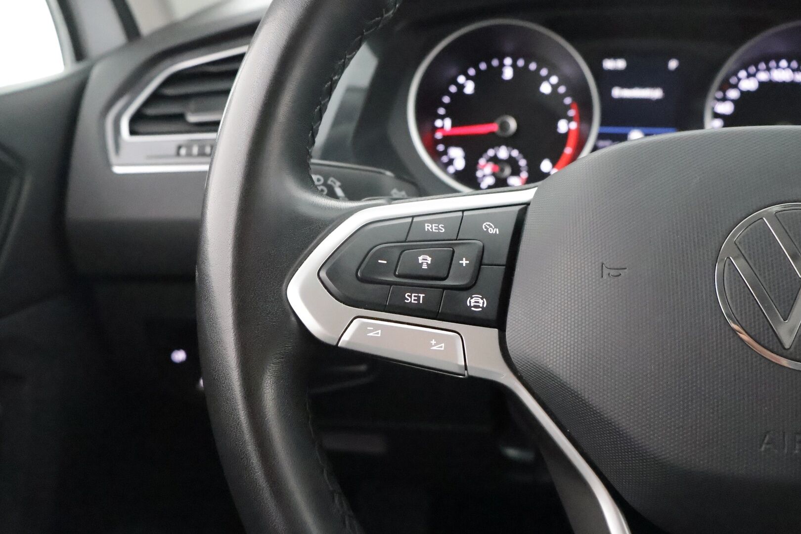 Volkswagen Tiguan 2022 2,0 TDI SCR 110 kW 4MOTION DSG-automaatti - Suomiauto / Webasto / Adapt.Vakkari / Vetokoukku / Adapt.LED / Ratinlämmitys / Facelift / Merkkihuollettu!