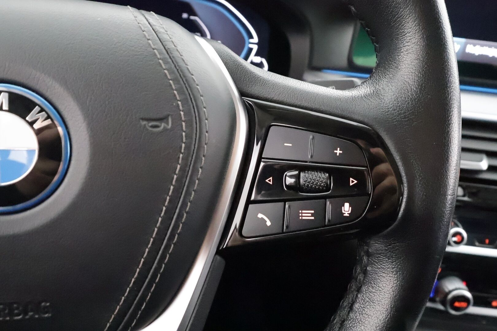 BMW 545 2022 G30 Sedan 545e xDrive A Charged Edition - | B58 | Suomi-Auto | Koukku | LED | Vakkari | P.Kamera | KeyLessGo | Ambient Light | Navi | 2X Renkaat & Vanteet | 