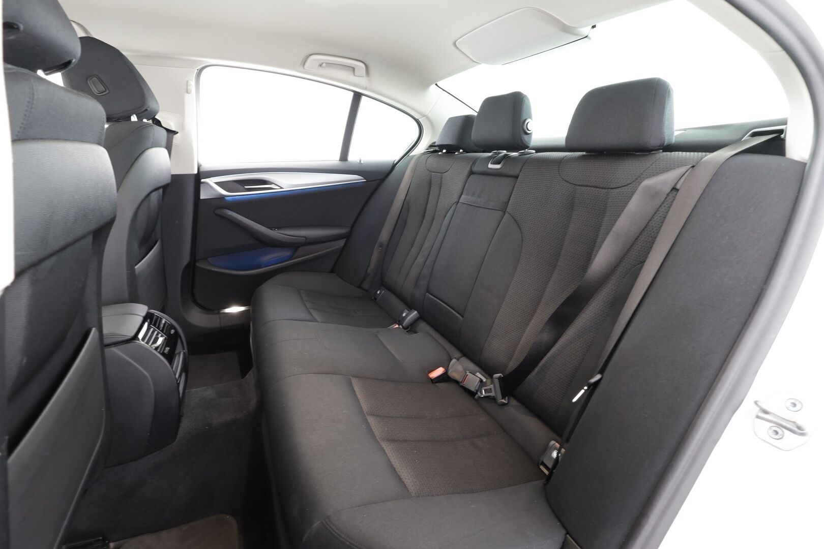 BMW 545 2022 G30 Sedan 545e xDrive A Charged Edition - | B58 | Suomi-Auto | Koukku | LED | Vakkari | P.Kamera | KeyLessGo | Ambient Light | Navi | 2X Renkaat & Vanteet | 