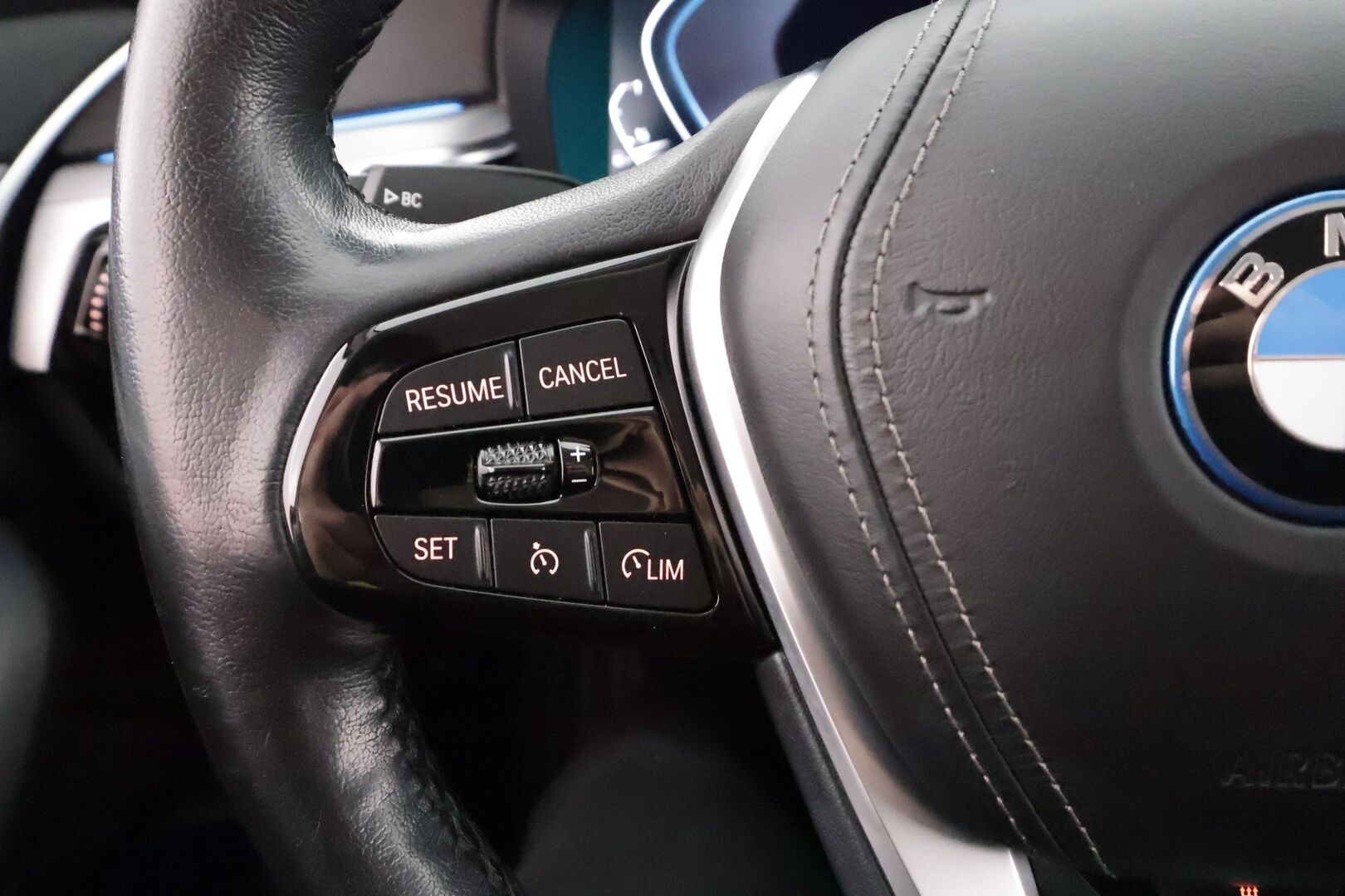 BMW 545 2022 G30 Sedan 545e xDrive A Charged Edition - | B58 | Suomi-Auto | Koukku | LED | Vakkari | P.Kamera | KeyLessGo | Ambient Light | Navi | 2X Renkaat & Vanteet | 