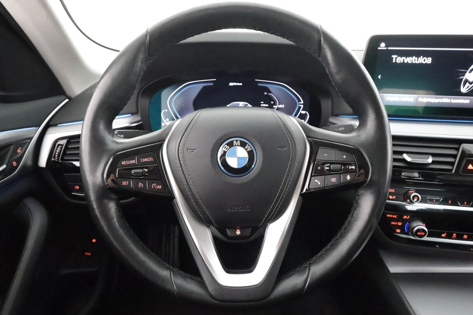 BMW 545 2022 G30 Sedan 545e xDrive A Charged Edition * Vakkari / P.kamera / Koukku / Navi / LED / Digimittaristo / Ratinlämmitin * - Suomi-auto / Akku kuntotarkastettu SoH 88,9% / Kahdet renkaat aluvanteilla / Merkkihuollettu