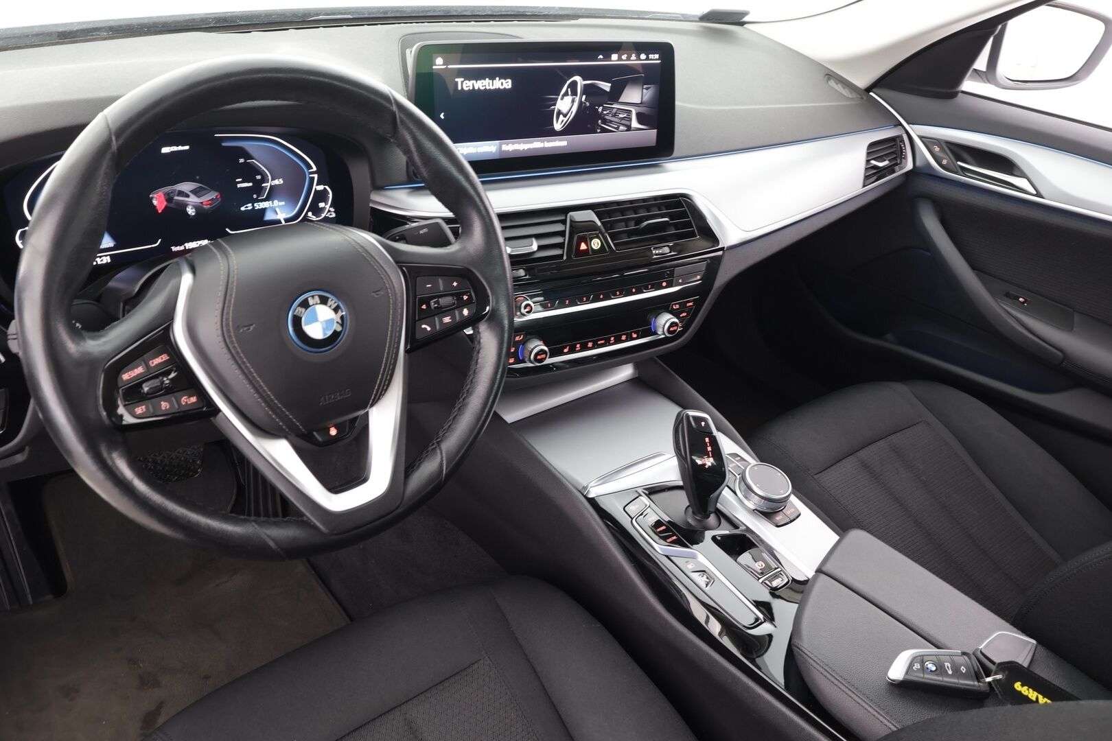 BMW 545 2022 G30 Sedan 545e xDrive A Charged Edition * P.kamera / Koukku / Navi / LED / Digimittaristo / Ratinlämmitin * - Suomi-auto / Akku kuntotarkastettu SoH 88,9% / Kahdet renkaat aluvanteilla / Merkkihuollettu - HULLUT AVAJAISHULINAT KORKOTARJOUS 3,29 %