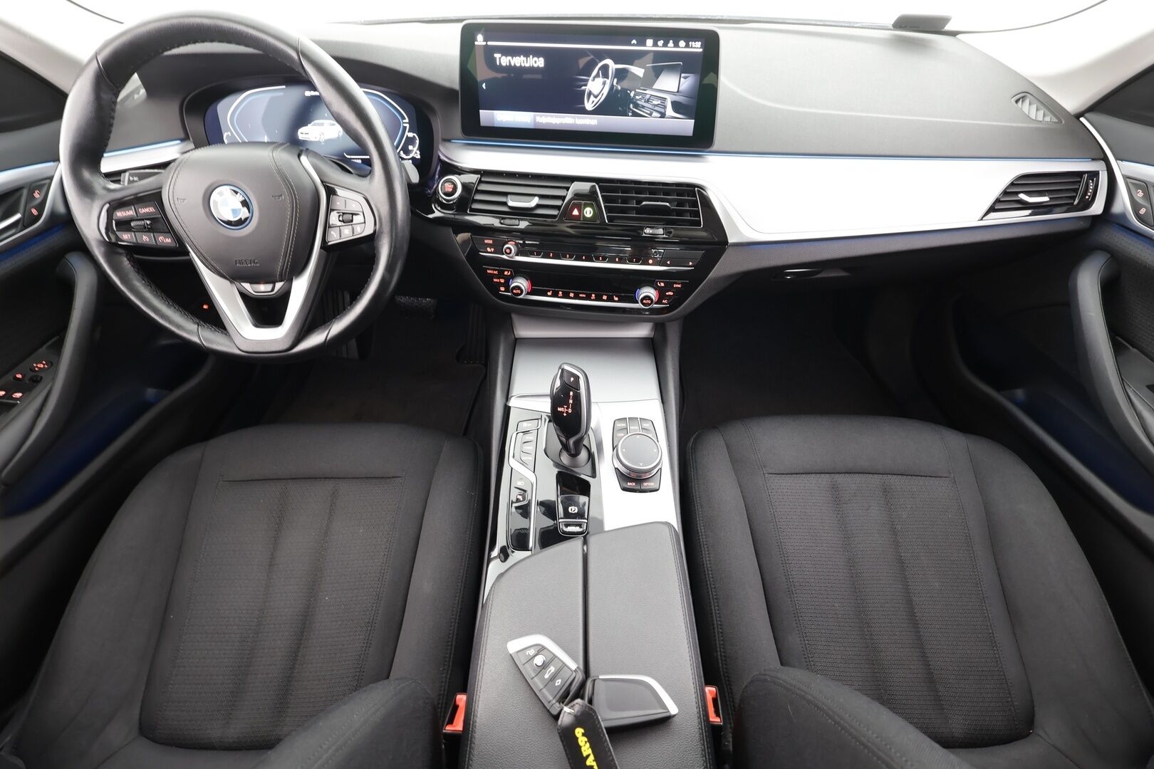 BMW 545 2022 G30 Sedan 545e xDrive A Charged Edition * P.kamera / Koukku / Navi / LED / Digimittaristo / Ratinlämmitin * - Suomi-auto / Akku kuntotarkastettu SoH 88,9% / Kahdet renkaat aluvanteilla / Merkkihuollettu - HULLUT AVAJAISHULINAT KORKOTARJOUS 3,29 %