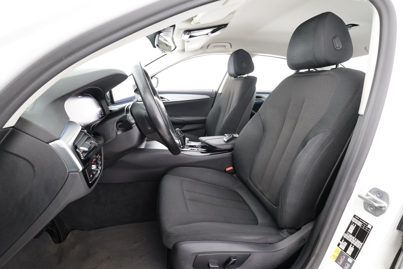 BMW 545 2022 G30 Sedan 545e xDrive A Charged Edition * P.kamera / Koukku / Navi / LED / Digimittaristo / Ratinlämmitin * - Suomi-auto / Akku kuntotarkastettu SoH 88,9% / Kahdet renkaat aluvanteilla / Merkkihuollettu - HULLUT AVAJAISHULINAT KORKOTARJOUS 3,29 %