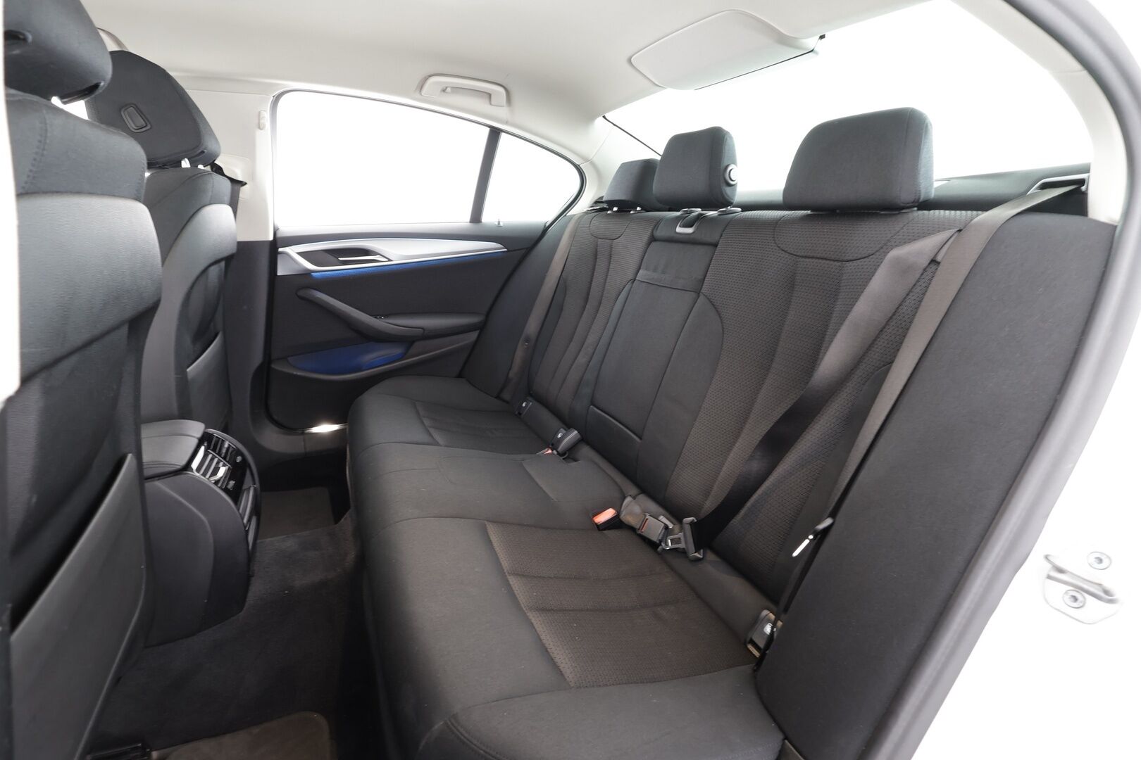 BMW 545 2022 G30 Sedan 545e xDrive A Charged Edition * P.kamera / Koukku / Navi / LED / Digimittaristo / Ratinlämmitin * - Suomi-auto / Akku kuntotarkastettu SoH 88,9% / Kahdet renkaat aluvanteilla / Merkkihuollettu - HULLUT AVAJAISHULINAT KORKOTARJOUS 3,29 %