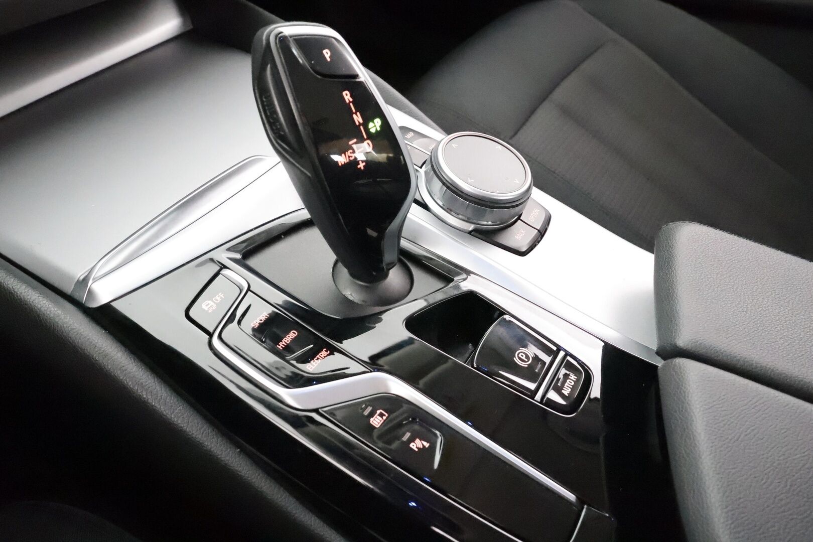 BMW 545 2022 G30 Sedan 545e xDrive A Charged Edition * Vakkari / P.kamera / Koukku / Navi / LED / Digimittaristo / Ratinlämmitin * - Suomi-auto / Akku kuntotarkastettu SoH 88,9% / Kahdet renkaat aluvanteilla / Merkkihuollettu