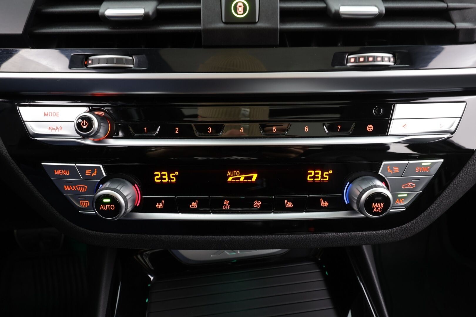 BMW X3 2020 G01 xDrive 30e A Charged Edition M Sport * ACC / HUD / H&K / Panorama / Comfort Access / Adapt.LED / Koukku / Navi / 360° * - Akku kuntotarkastettu SoH 94,9% / Ilmastoidut nahat / Muistipenkki / Kahdet renkaat aluvanteilla / Merkkihuollettu / Hyvät varusteet! - Osta nyt, maksa vasta ensi vuonna