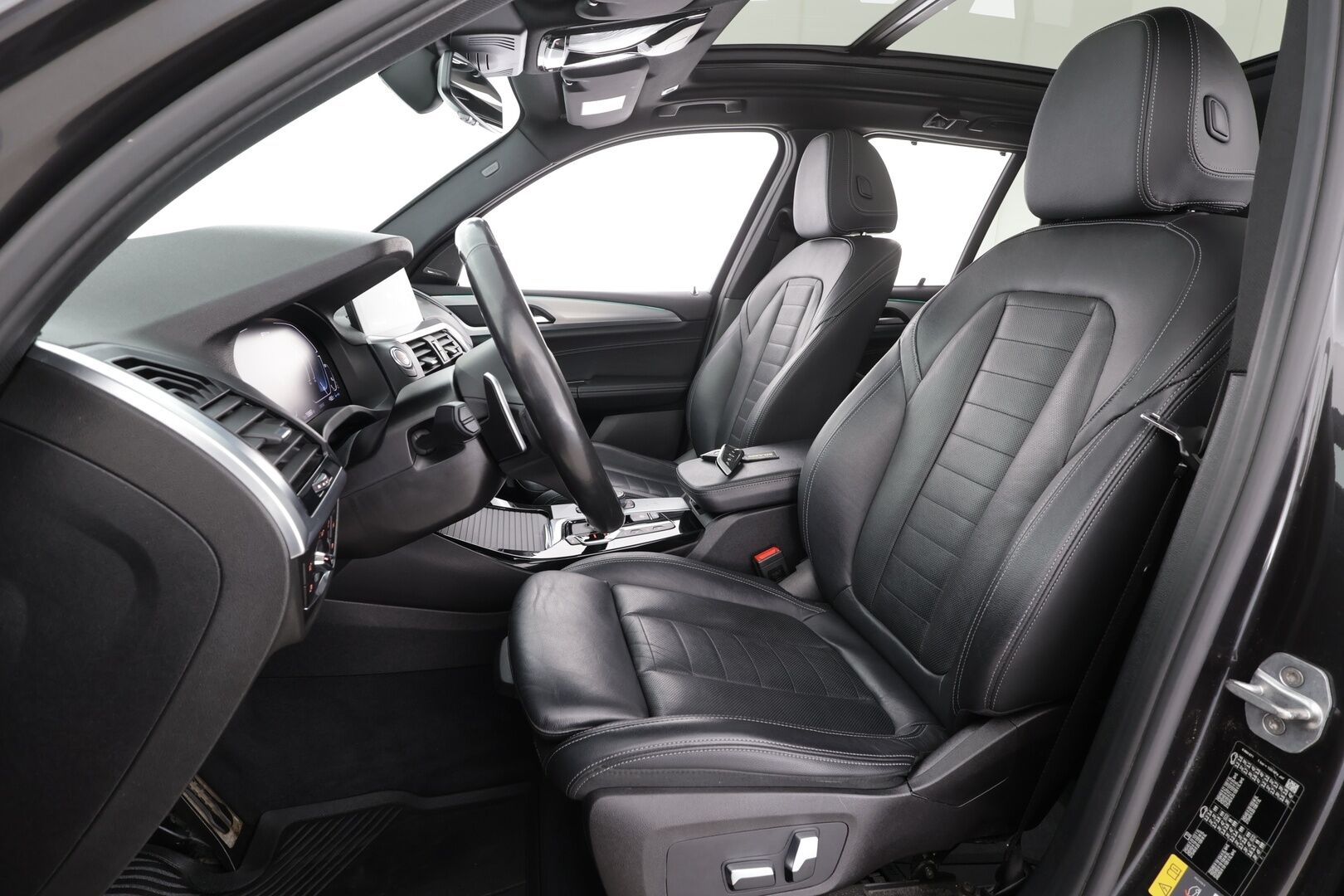 BMW X3 2020 G01 xDrive 30e A Charged Edition M Sport * ACC / HUD / H&K / Panorama / Comfort Access / Adapt.LED / Koukku / Navi / 360° * - Akku kuntotarkastettu SoH 94,9% / Ilmastoidut nahat / Muistipenkki / Kahdet renkaat aluvanteilla / Merkkihuollettu / Hyvät varusteet! - Osta nyt, maksa vasta ensi vuonna