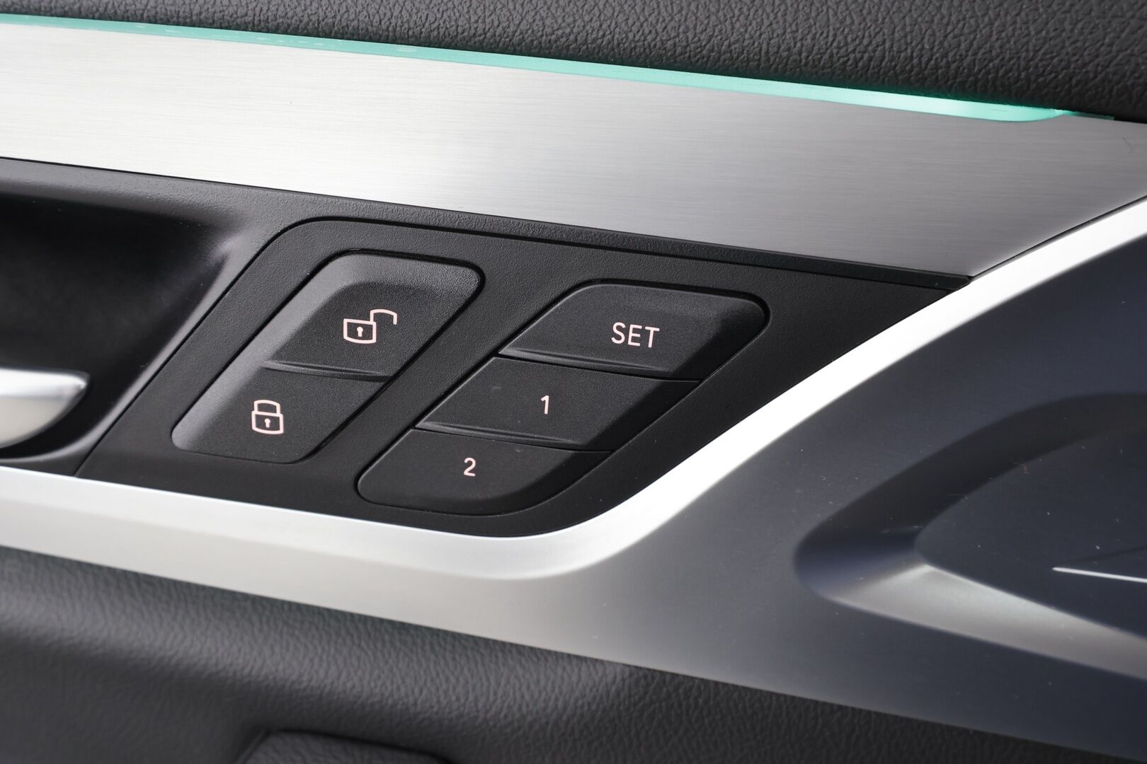 BMW X3 2020 G01 xDrive 30e A Charged Edition M Sport * ACC / HUD / H&K / Panorama / Comfort Access / Adapt.LED / Koukku / Navi / 360° * - Akku kuntotarkastettu SoH 94,9% / Ilmastoidut nahat / Muistipenkki / Kahdet renkaat aluvanteilla / Merkkihuollettu / Hyvät varusteet! - Osta nyt, maksa vasta ensi vuonna