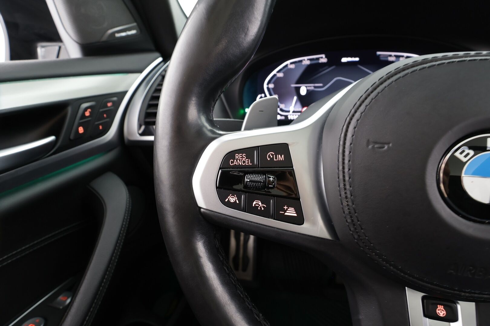 BMW X3 2020 G01 xDrive 30e A Charged Edition M Sport * ACC / HUD / H&K / Panorama / Comfort Access / Adapt.LED / Koukku / Navi / 360° * - Akku kuntotarkastettu SoH 94,9% / Ilmastoidut nahat / Muistipenkki / Kahdet renkaat aluvanteilla / Merkkihuollettu / Hyvät varusteet! - Osta nyt, maksa vasta ensi vuonna