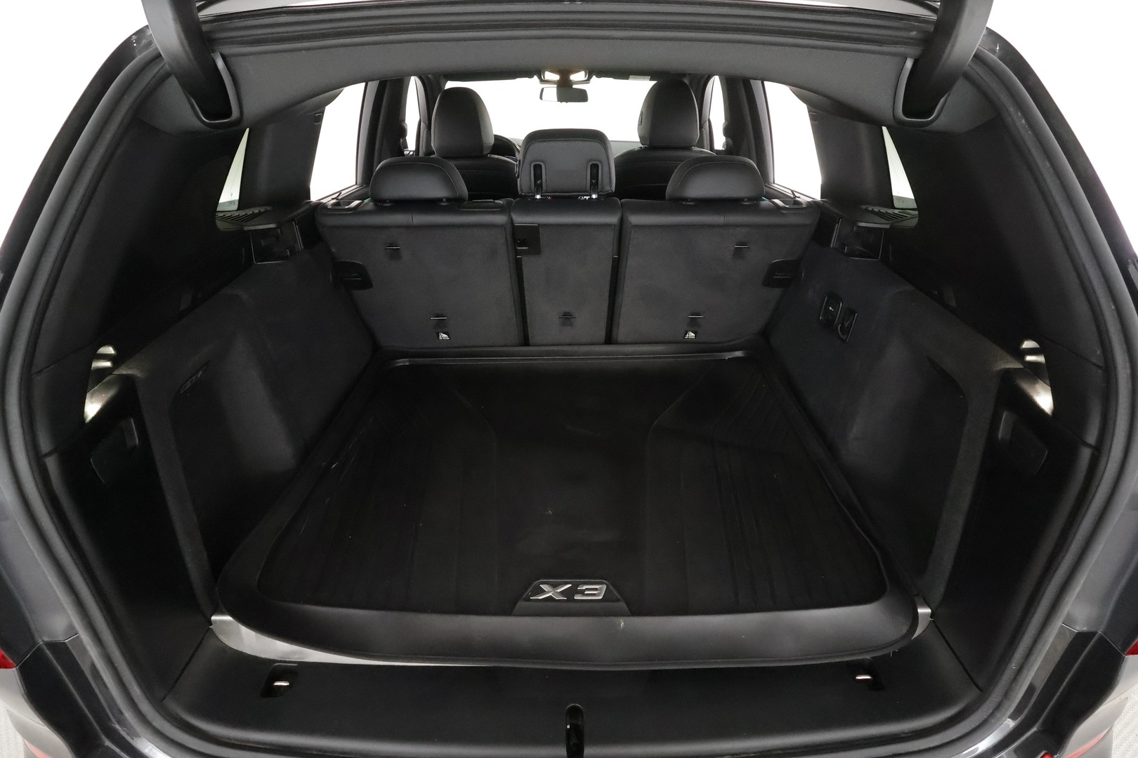 BMW X3 2020 G01 xDrive 30e A Charged Edition M Sport * ACC / HUD / H&K / Panorama / Comfort Access / Adapt.LED / Koukku / Navi / 360° * - Akku kuntotarkastettu SoH 94,9% / Ilmastoidut nahat / Muistipenkki / Kahdet renkaat aluvanteilla / Merkkihuollettu / Hyvät varusteet! - Osta nyt, maksa vasta ensi vuonna